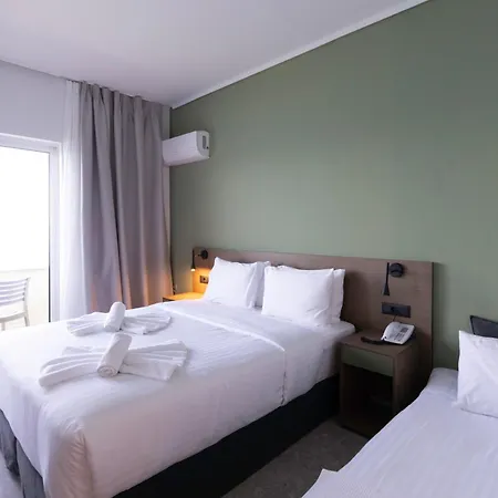 מלון Messinian Bay 4*