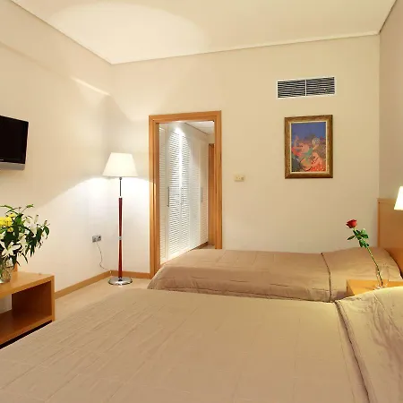 Messinian Bay מלון 4*